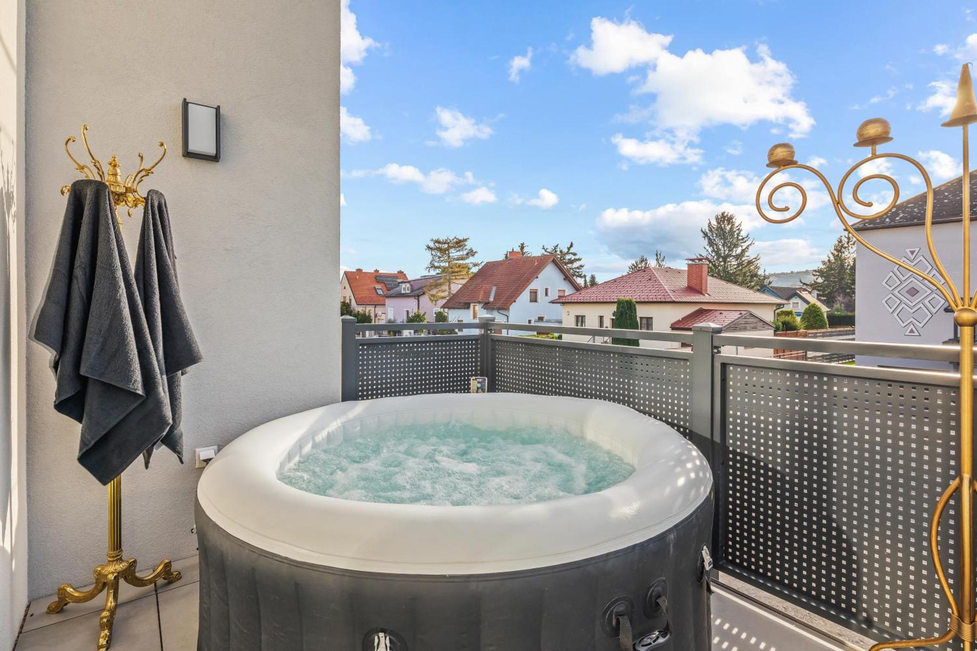 Black - Whirlpool Terrace - Free Parking - Wifi Apartment Wien